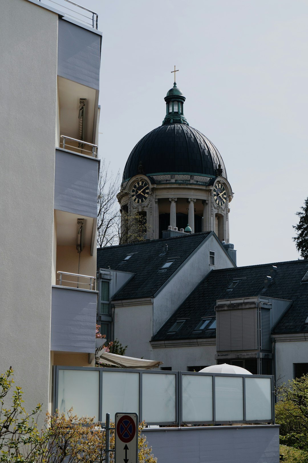 Exterior of a Swiss federal government building with columns and dome